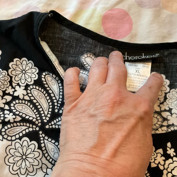 Scrubs Cherokee Monochrome Floral Blouse - Picture 3 of 6